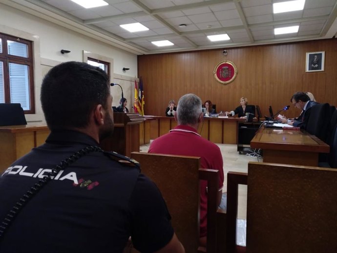 Judici a un pres per donar-li una pallissa a un altre a Menorca.