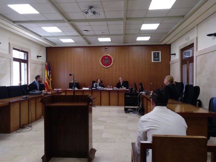 Judici a un home per rompre un tassó a la cara d'un altre a Santa Eulria des Riu (Eivissa).