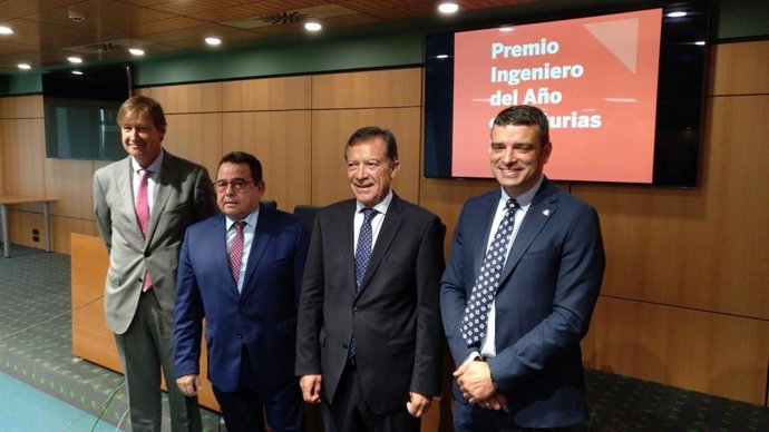 De izquierda a derecha el director general de 'Sactyr-Fluor S.A' en Asturias, Juan Vicente Piñera; el presidente de 'Caja Rural' de Asturias, Fernando Martínez; el presidente del jurado y premio 'Ingeniero del Año 2014', Enrique Macián ; y el secretario