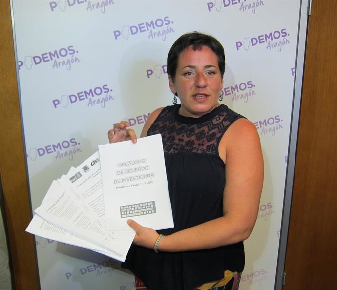 La portavoz de Podemos muestra los acuerdos de la pasada legislatura.