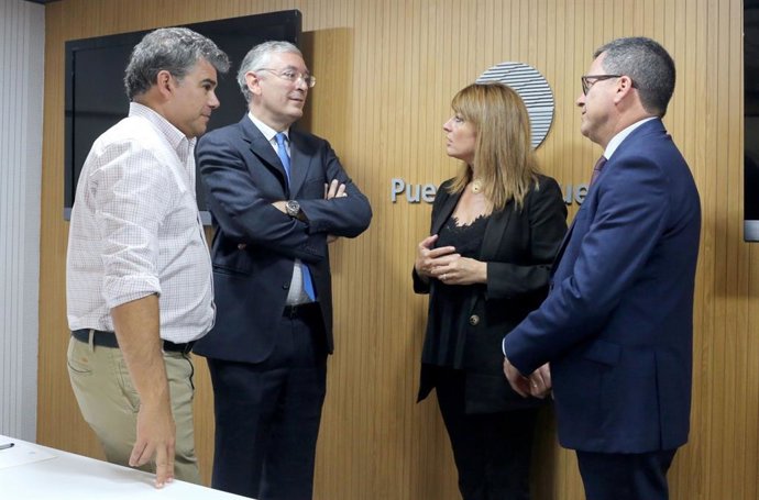 La presidenta del puerto de Huelva, Pilar Miranda, y representantes de Ferrovial.