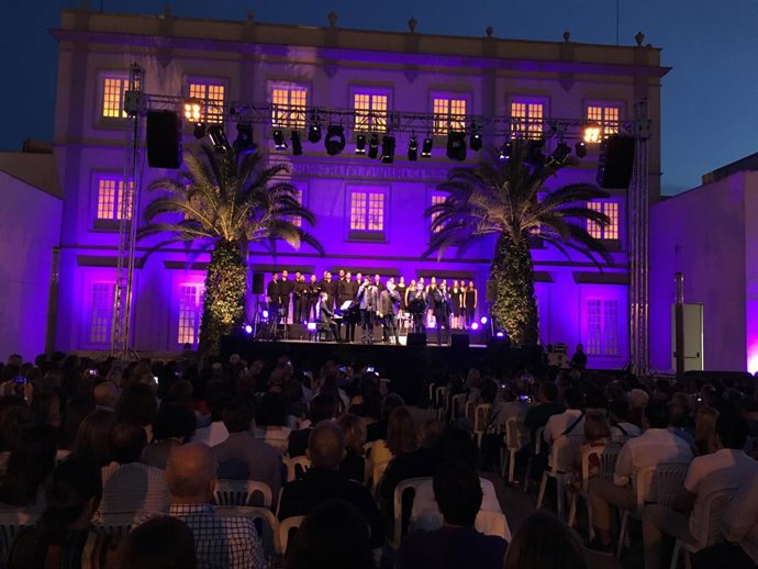 Su patio acogía anoche con un millar de personas de público el evento benéfico con artistas internacionales Musicales Solidarios a beneficio de AFAR.