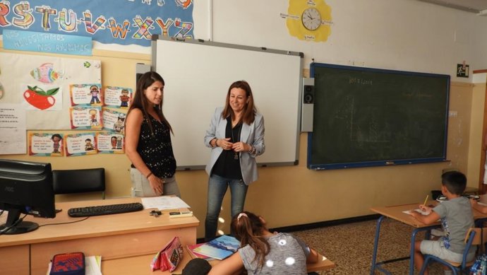 La delegada de Educación en Almería visita un centro en el Plan de Refuerzo Estival