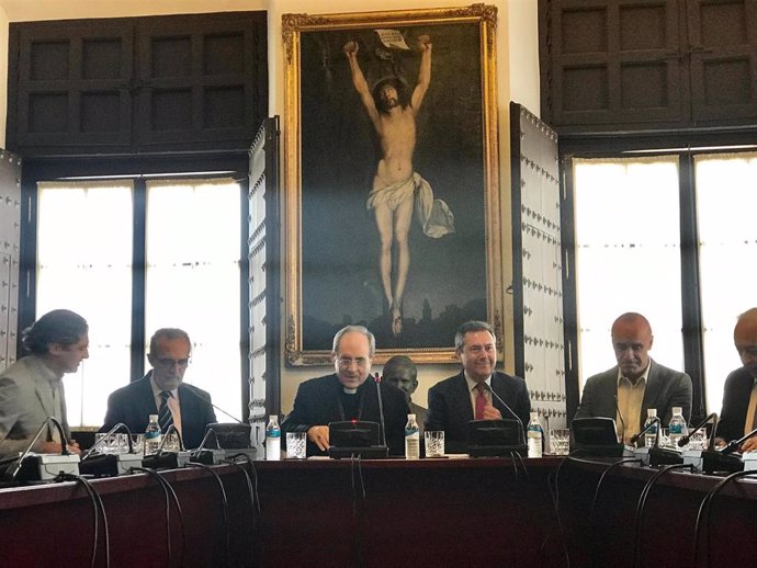 El alcalde de Sevilla, Juan Espadas, y el arzobispo de Sevilla, Juan José Asenjo, firman el acuerdo de rehabilitación para el barrio de Los Pajaritos