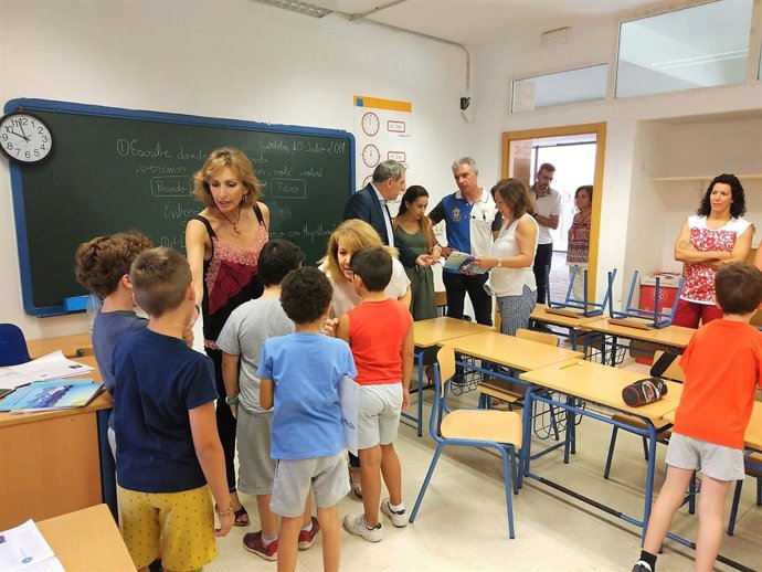 Troncoso (izda.) visita el CEIP Noreña
