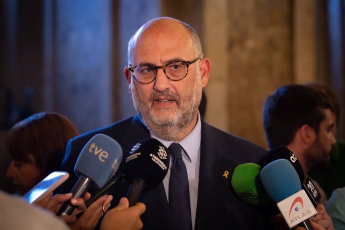 El diputat del Parlament per JXCat Eduard Pujol, atén als mitjans després del ple al Parlament de Catalunya