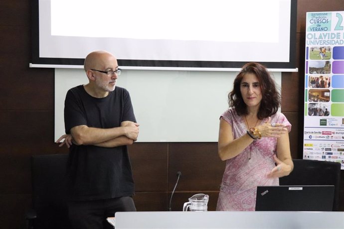 La presidenta de la Asociación Andaluza de Mujeres de los Medios Audiovisuales Ana Rosa Diego en los cursos de verano de la UPO en Carmona