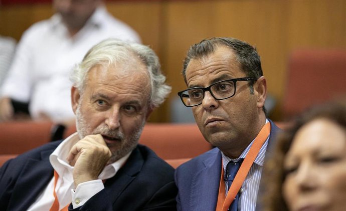 Primera jornada del Pleno del Parlamento andaluz. Juan de Mellado y Rafael Porra 