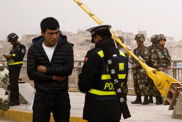 Un hombre uigur en un control de seguridad en Xinjiang