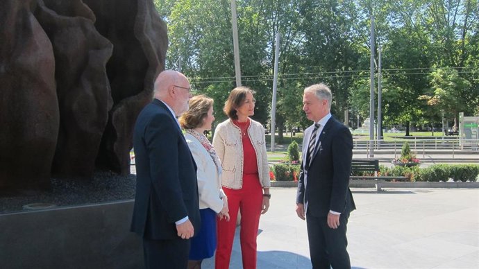 La ministra Reyes Maroto, junto al lehendakari, Iñigo Urkullu, la consejera de Turismo, Sonia Pérez, y el delegado del Gobierno en Euskadi, Jesús Loza, en Bilbao