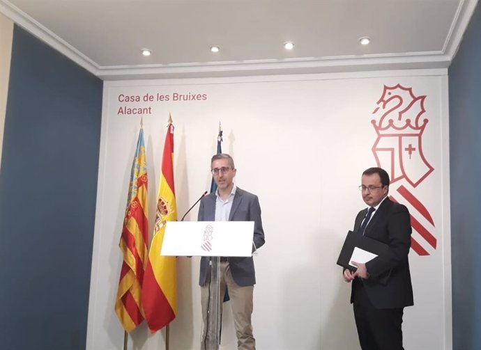 Arcadi España parla davant la presncia de Julián López.