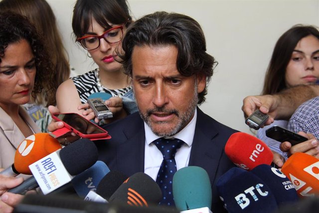 El presidente del Parlamento de Canarias destaca la importancia de acercar la cámara a los ...