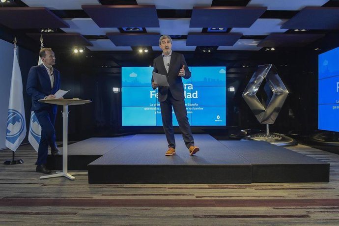 De izquierda a derecha, Mikel Lasa, consejero delegado de InnoEnergy Iberia y Jesús Presa, director de Comunicación de Renault Iberia