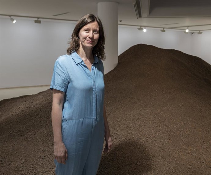 La artista Lara Almarcegui en la exposición 'Lara Almarcegui. Volcán de Agrás. Derechos mineros'