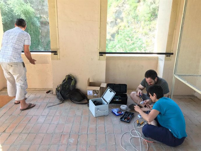 Instalación de cámaras para analizar desprendimientos junto a la Alhambra