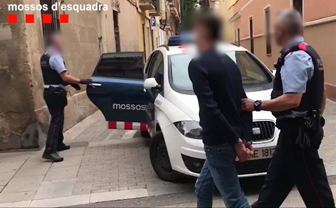    Los Mossos d'Esquadra han desarticulado un grupo criminal que tenía un taller de elaboración de herramientas para abrir cerraduras de domicilios, y que presuntamente cometieron un mínimo de 21 robos en pisos del área metropolitana de Barcelona