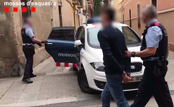    Els Mossos d'Esquadra han desarticulat un grup criminal que tenia un taller d'elaboració d'eines per obrir panys de domicilis, i que presumptament van cometre un mínim de 21 robatoris en pisos de l'rea metropolitana de Barcelona