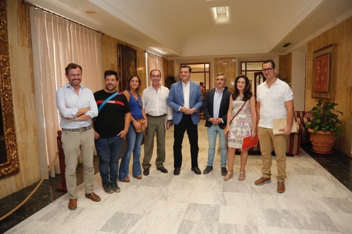 Bellido (centro), con Dorado (izda.) y comerciantes de la plataforma 'El Centro se apaga'