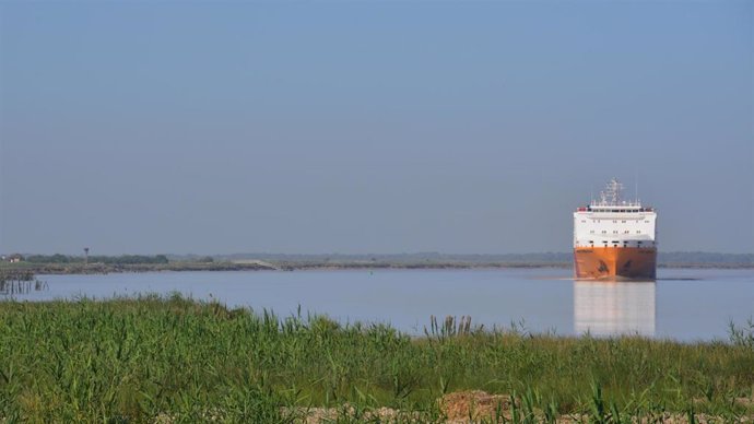 Barco navegando por el estuario del río Guadalquivir, en una imagen de archivo.