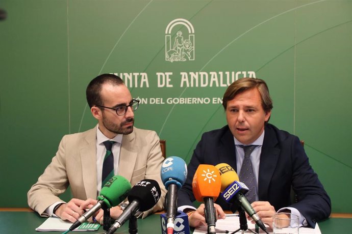 Herrador (izda.) en una rueda de prensa con el delegado del Gobierno andaluz en Córdoba, Antonio Repullo, en una imagen de archivo.