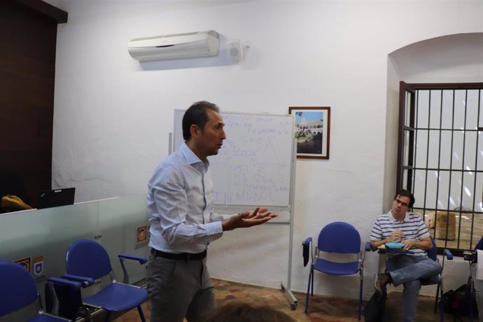 El psicólogo Rafael Nieto en los cursos de verano de la UPO en Carmona