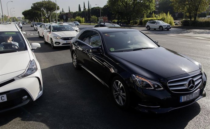 Coches VTC de empresas como Cabify y Uber en el centro de Madrid.