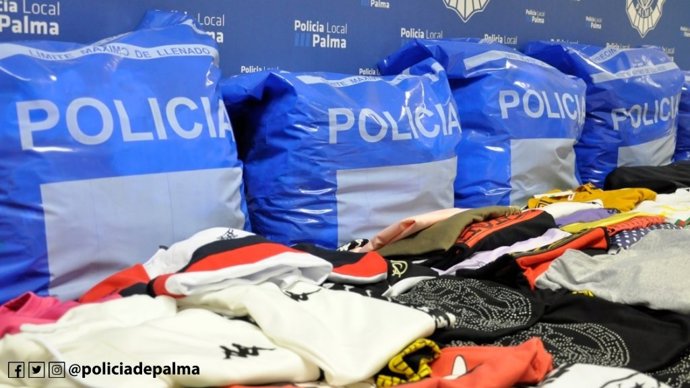 Prendas intervenidas por la Policía Local de Palma en un establecimiento en calle Nuredunna
