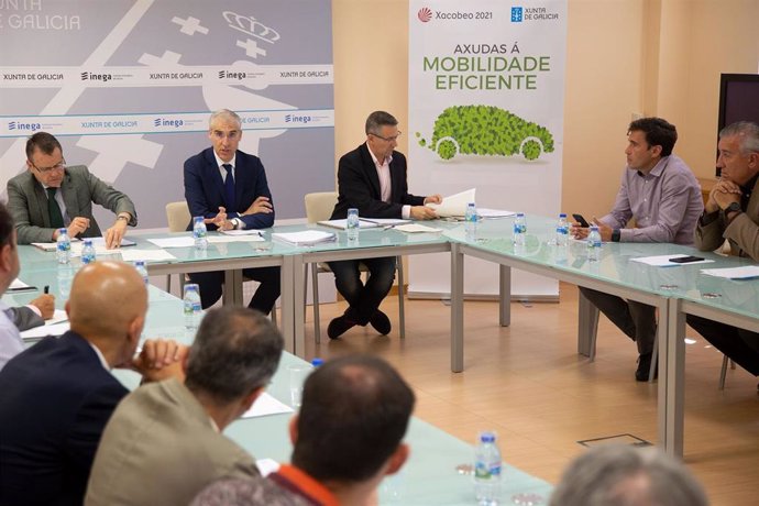 El concelleiro de Economía, Francisco Conde, durante la reunión con los representantes de los concesionarios gallegos que participarán en elas ayudas del plan renove.