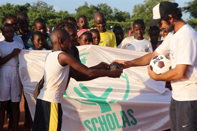 Niños de Chicomo, Mozambique, en 2018, haciendo entrega de la pelota artesanal al equIpo de Scholas Deporte, para que esta fuera bendecido por el Papa Francisco