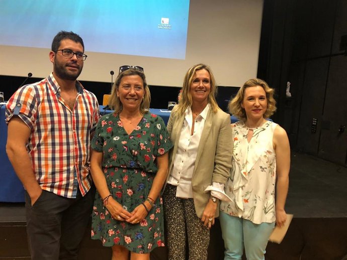 Participantes  en la charla de Torrelavega