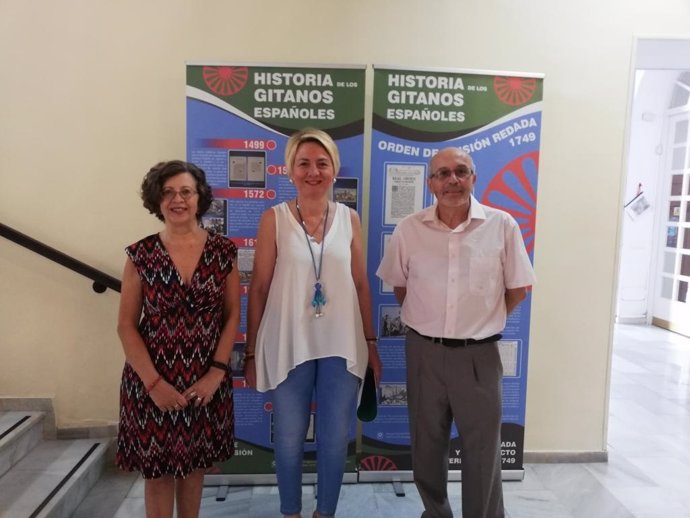 Presentación de la exposición sobre la mujer gitana en la historia en el Archivo Provincial de Almería