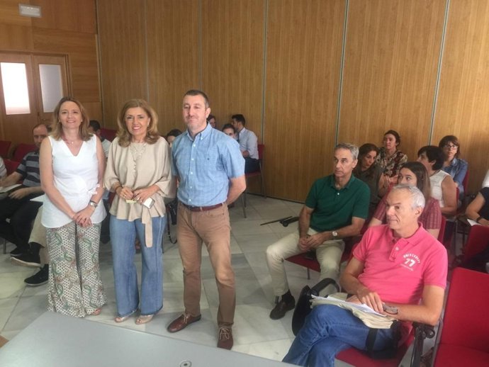 Botella (centro), en la reunión de técnicos de la Oficina Municipales