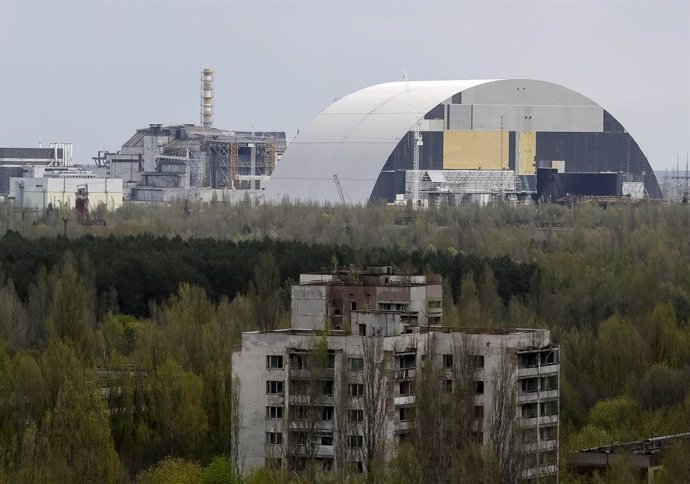 La central nuclear de Chernóbil vista desde la ciudad abandonada de Prípiat (Ucrania)