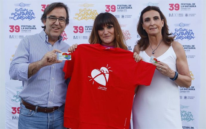 Rozalén (centro) posa con la camiseta por la donación de órganos