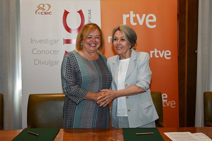 La administradora provisional única de RTVE, Rosa María Mateo, y la presidenta del Centro Superior de Investigaciones Científicas (CSIC), Rosa Menéndez.