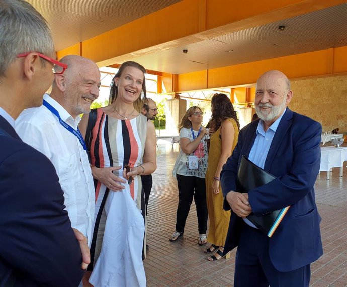 José Félix Tezanos (d) a las puertas del Salón de actos Adolfo Suárez en la Universidad de Salamanca.