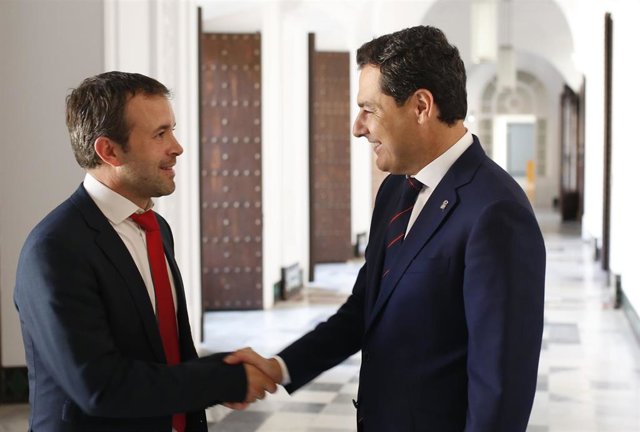 El presidente de la Junta de Andalucía, Juanma Moreno (d), se reúne con el alcalde de Jaén, Julio Millán (i). En el Palacio de San Telmo.
