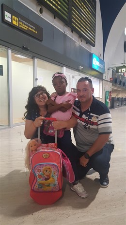 Mathilde con Cristina y David en el aeropuerto