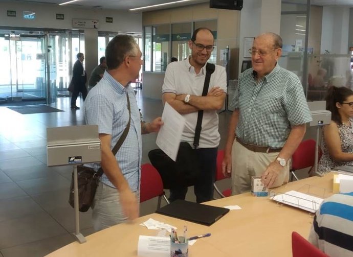 Los miembros de la plataforma Carlos Vallejo, Fernando Arévalo y Gregorio Jiménez registran la soolicitud de reunión.