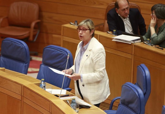 La conselleira do Mar, Rosa Quintana, comparece en el Parlamento de Galicia.