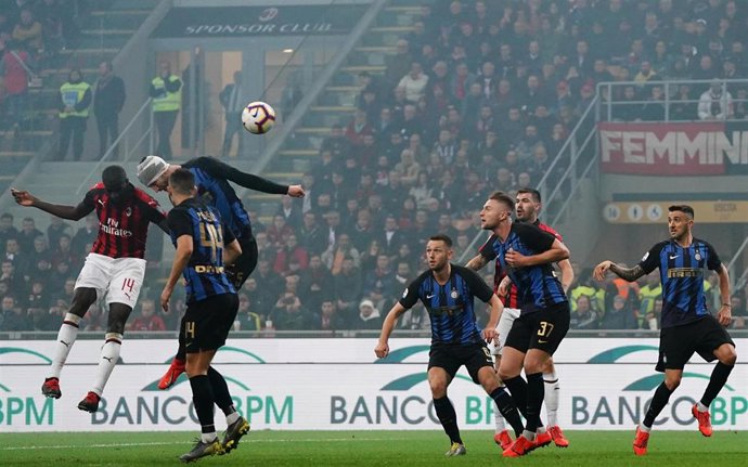 17 March 2019, Italy, Milan: AC Milan's Tiemoue Bakayoko (L) scores his side's first goal during the Italian Seria A soccer match between AC Milan and Inter Milan at San Siro Stadium. Photo: -/Lapresse via ZUMA Press/dpa