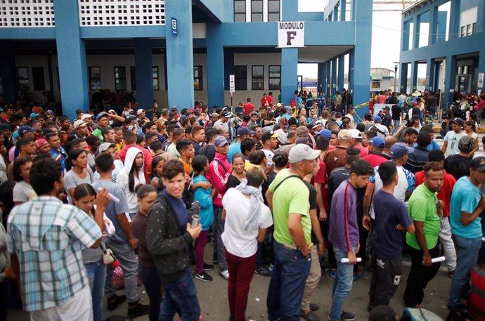 Migrantes venezolanos en la frontera de Perú con Ecuador