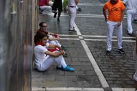 Sentada de algunos corredores del encierro en protesta por la velocidad de los cabestros