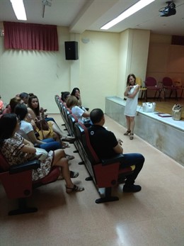 La concejala, reunida con los padres de los niños