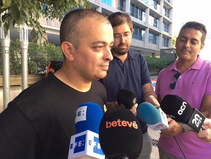 El portavoz de Élite Taxi Tito Álvarez en declaraciones a los medios