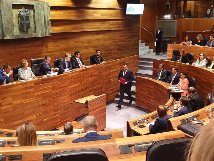 El candidato socialista Adrián Barbón durante el pleno de elección del presidente. 