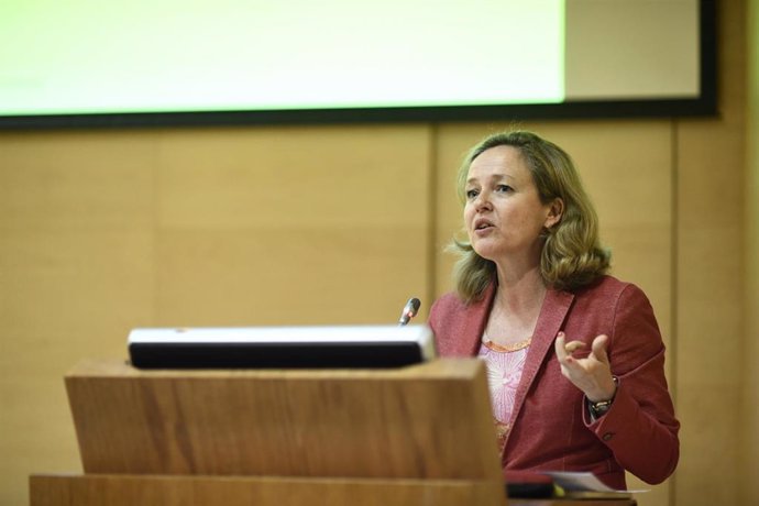 La ministra de Economía y Empresa, Nadia Calviño, durante la presentación del libro "Una visión macroeconómica de los cuarenta años de la Constitución Española", de José Luis Malo de Molina.