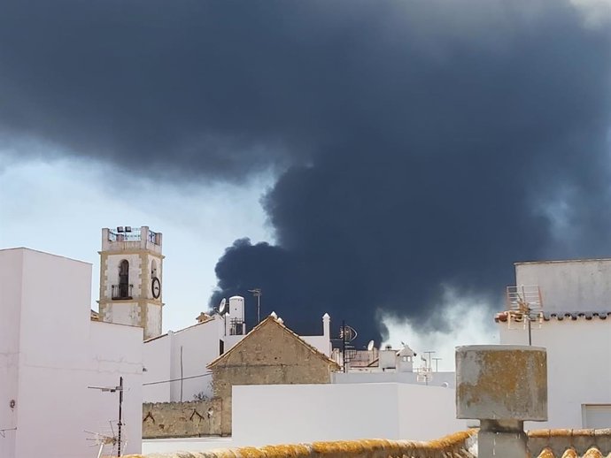 Humo del incendio de Indorama en el pueblo de San Roque