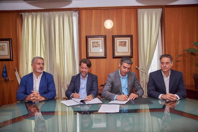 El presidente del Cabildo, Carlos Alonso y el consejero de Aguas, Narvbay Quintero, firman el convenio de obras hidráulicas