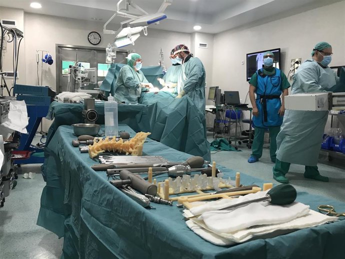 Traumatólogos del Hospital Regional de Málaga en la operación quirúrgica en la que han utilizado la impresión 3D para operar la columna a una menor de edad con una grave escoliosis